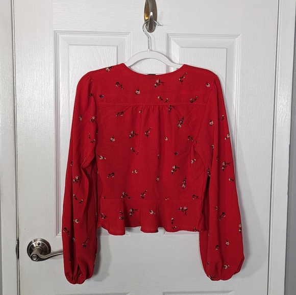 Adorable Twist Front Red Floral Balloon Sleeve Cropped Wild Fable Blouse Size M - Picture 4 of 10